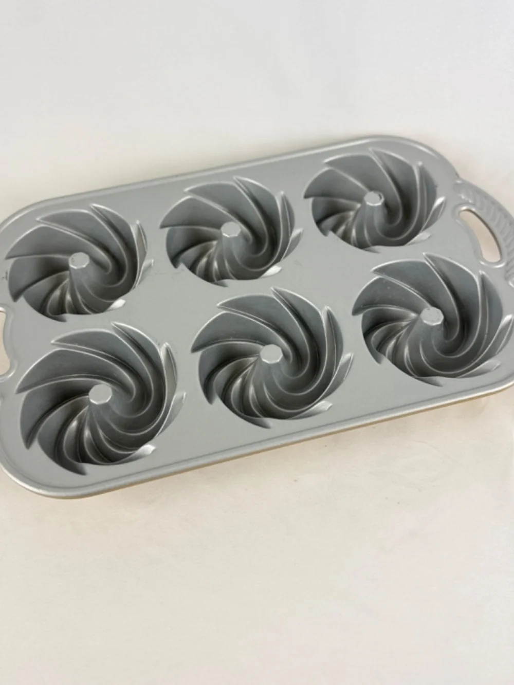 Nordic Ware Swirl Bundtlette Muffin Cup Cake Pan Aluminum Gold 4 Cup Non Stick
